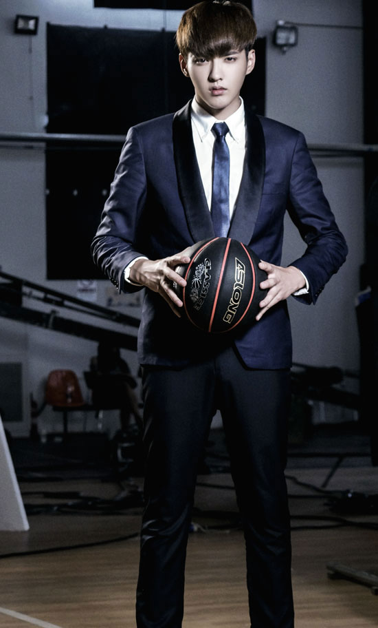 吴亦凡最新行程揭秘，一路前行，展现自信成就与星光闪耀之路