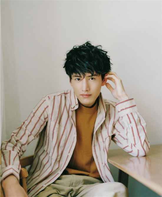 赵越天最新阳光照片，温馨日常的捕捉