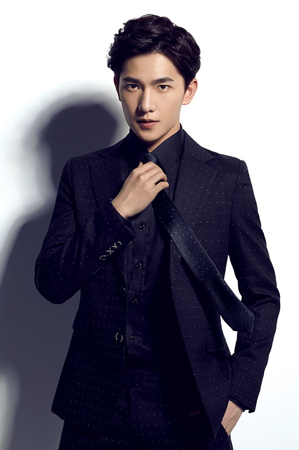 杨洋最新写真2024，时尚潮流与摄影艺术的完美融合风采展示