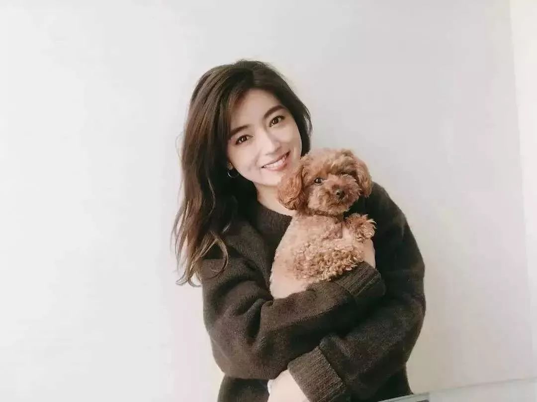 尹善英最新ins照片，明星之光的闪耀时刻