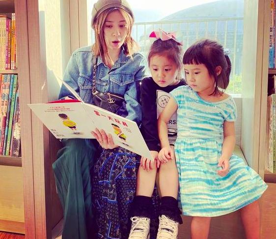 咘咘学说话最新视频，话语初绽，温馨陪伴的每一天