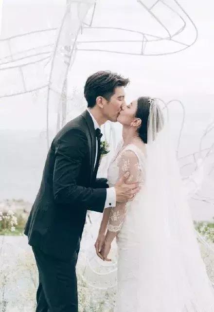 贾静雯小女儿最新照片，家的温馨与童年的色彩绽放