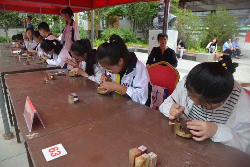 新澳门三中三必中一组,专业数据点明方法_时尚版85.665