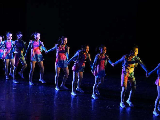 最新幼儿舞蹈2024小班,最新幼儿舞蹈2024小班，一种教育观点的深度阐述