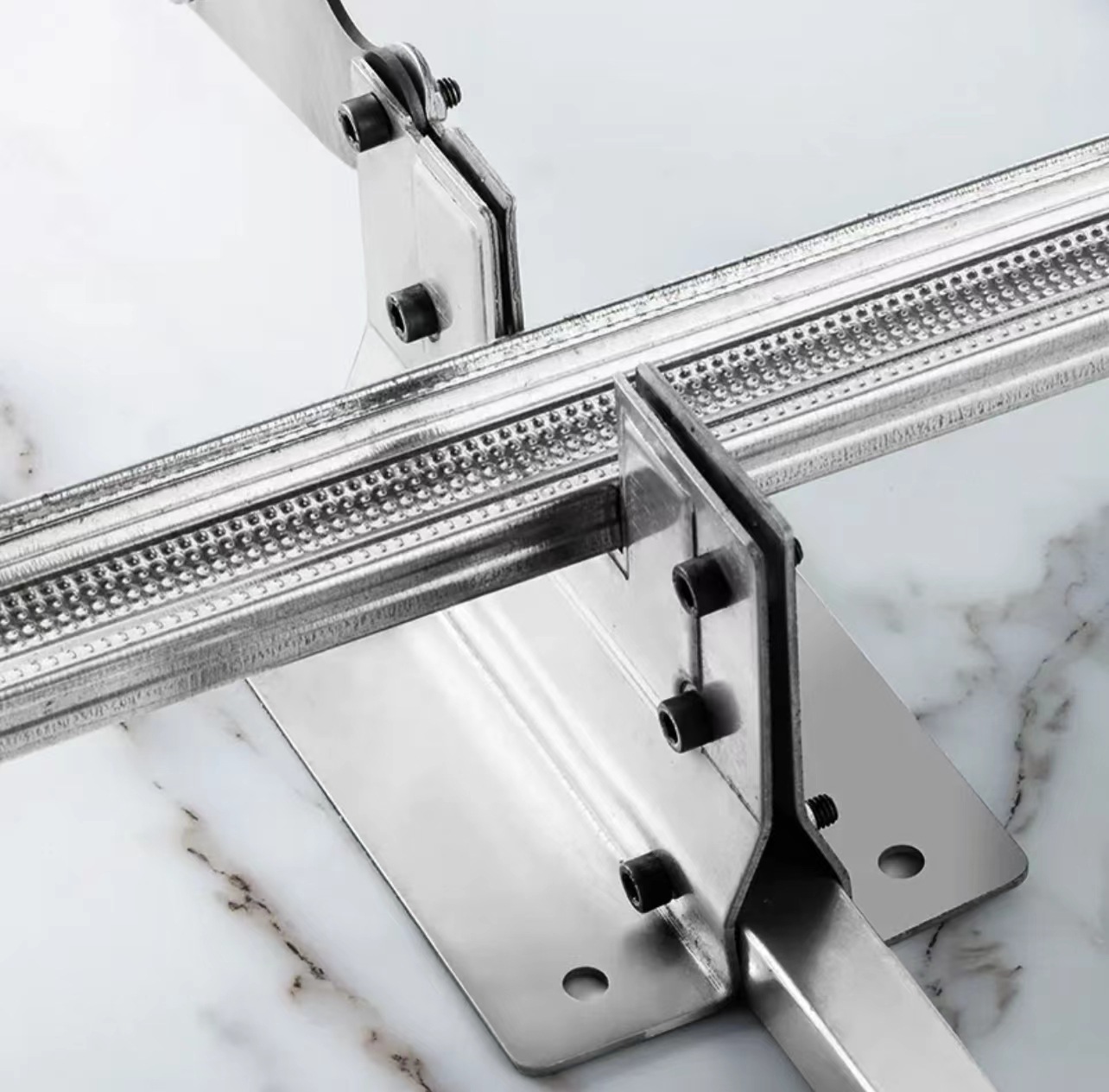 轻钢龙骨吊顶最新工具，塑造建筑美学的创新利器