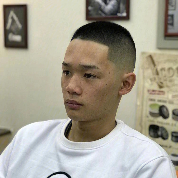 最新平头,最新平头，小杰的时尚转变与友情纽带