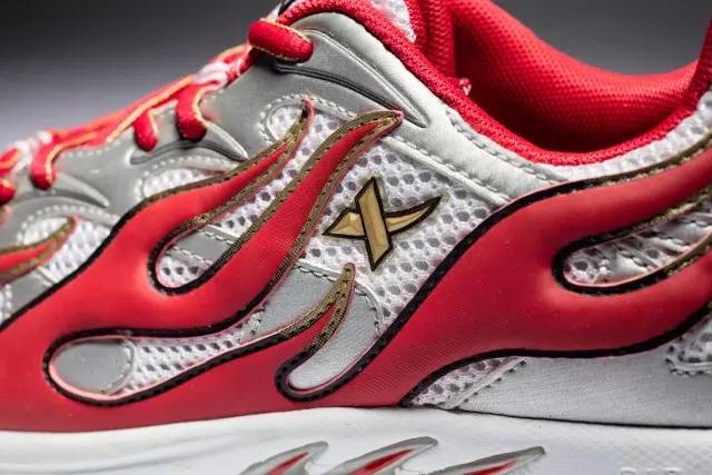 特步火鞋最新系列，小巷中的时尚秘境探索