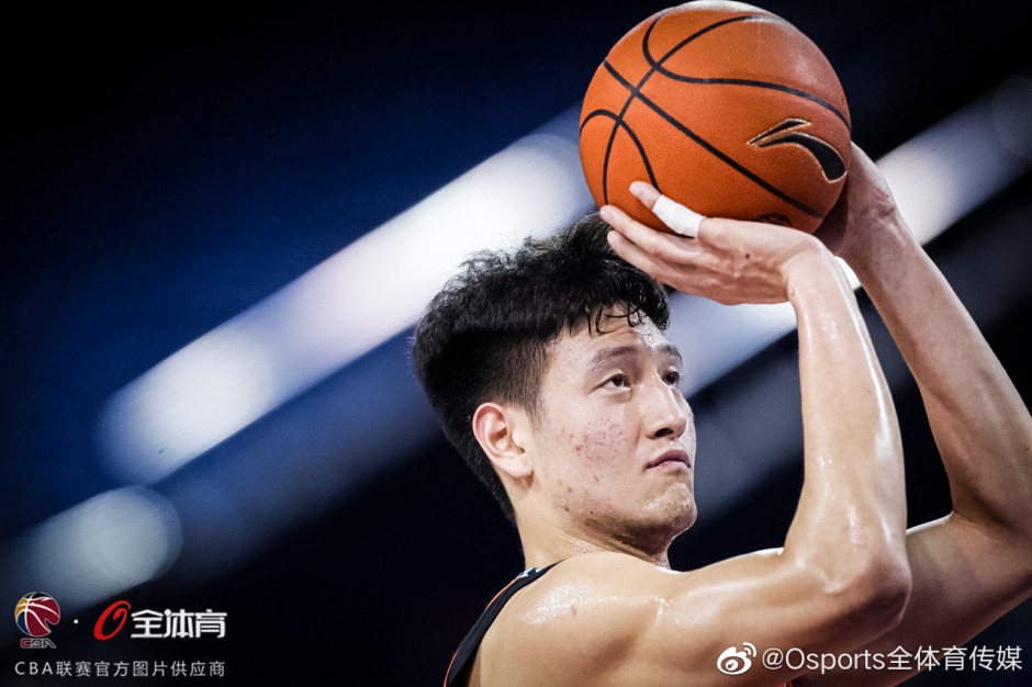 区俊炫闪耀篮球赛场,最新比赛展现新星风采