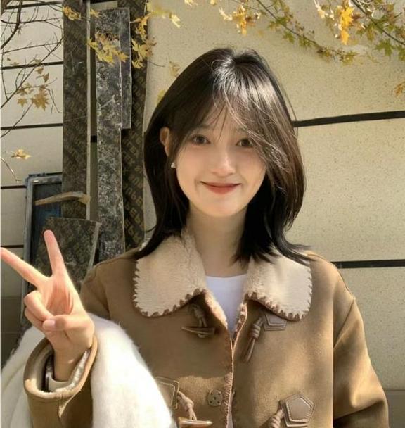 小巷中的秘密发艺馆揭秘，2024年最新流行发型趋势