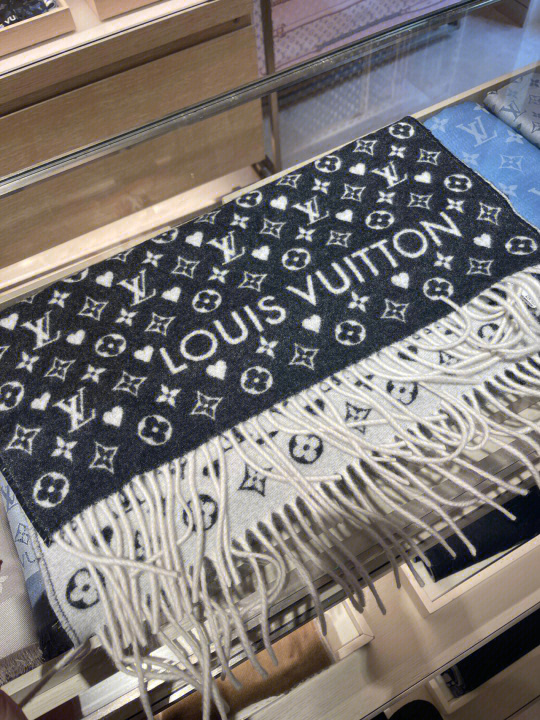 LV最新款围巾引领时尚寒冬，成为冬日必备之选！