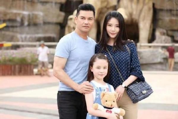 吕良伟最新照片曝光，时光不老，帅气依旧！